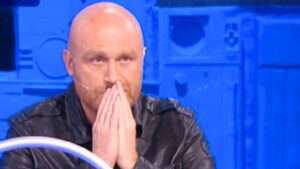“Una vergogna”: anche Valerio Scanu tuona contro Amici di Maria De Filippi