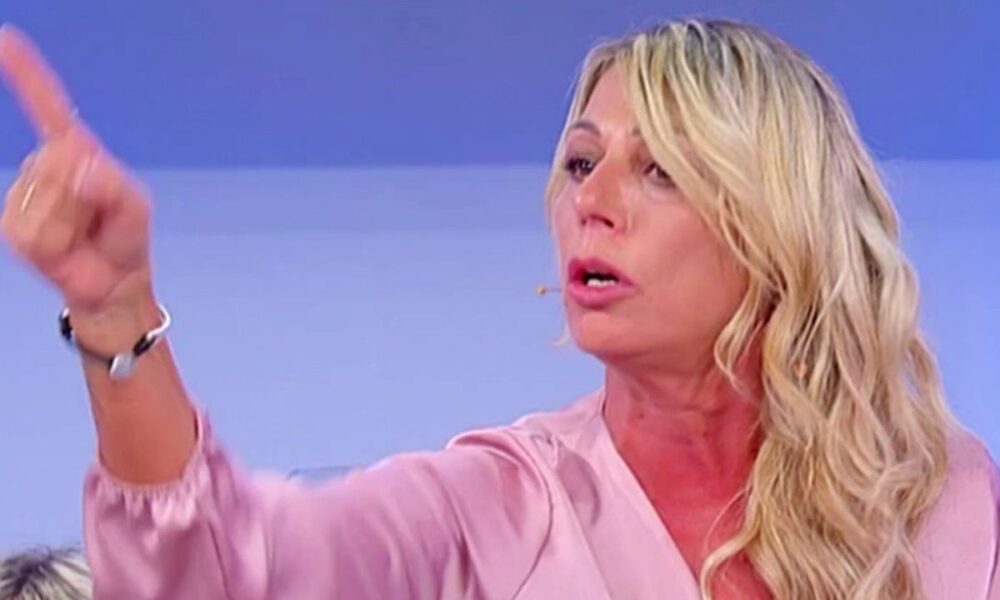 Aurora contro Roberta, lo scontro tra dame si accende: “Dammi uno schiaffo come sei capace”