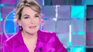 Barbara d’Urso: i saluti volgari che arrivano da Striscia la Notizia