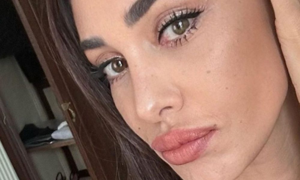 Belen “alticcia” in aereo: la testimonianza di un passeggero dello stesso volo