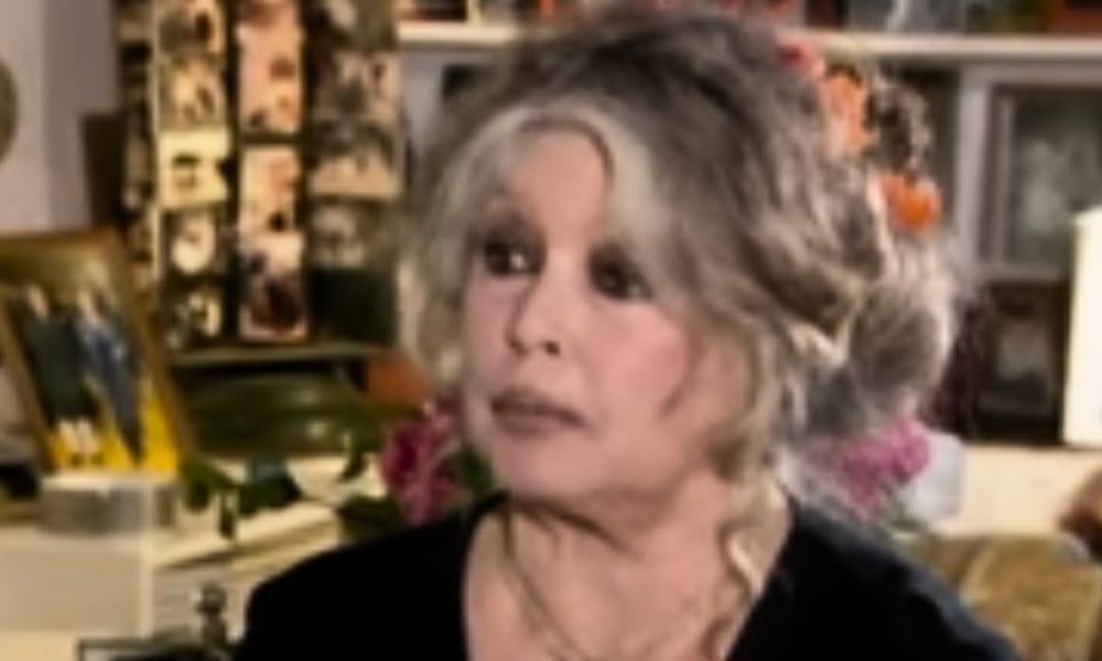 Brigitte Bardot torna sui social in lacrime dopo il malore