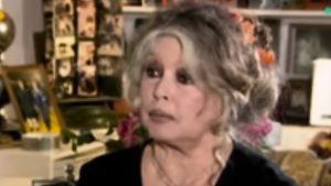 Brigitte Bardot torna sui social in lacrime dopo il malore