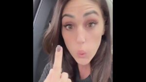 Cecilia Rodriguez risponde col dito medio alle critiche social: “Non vedevo l’ora di farlo”