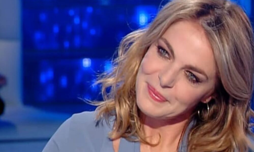 Claudia Gerini esce allo scoperto in amore: la foto del bacio passionale con Riccardo Sangiuliano