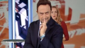 Crozza: dopo l’imitazione di Giorgia Meloni, arriva quella ai danni di Giambruno