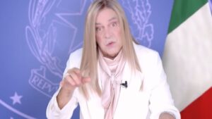 Crozza, la spietata parodia di Giorgia Meloni: “Era una trappola, ma io so’ pietra”