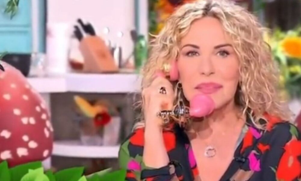 É sempre mezzogiorno, gaffe in diretta: “Queste so’ raccomandate…”