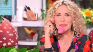 É sempre mezzogiorno, gaffe in diretta: “Queste so’ raccomandate…”