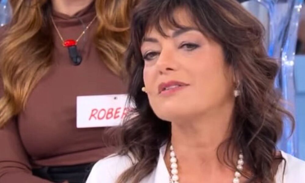 “Qui è tutto morto…”: la battuta di Elena su Maurizio non piace a Tina