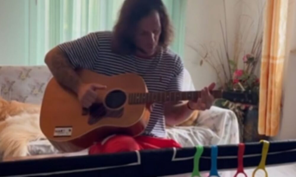 Enrico Nigiotti: il dolce concerto privato per i suoi figli a casa