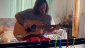 Enrico Nigiotti: il dolce concerto privato per i suoi figli a casa
