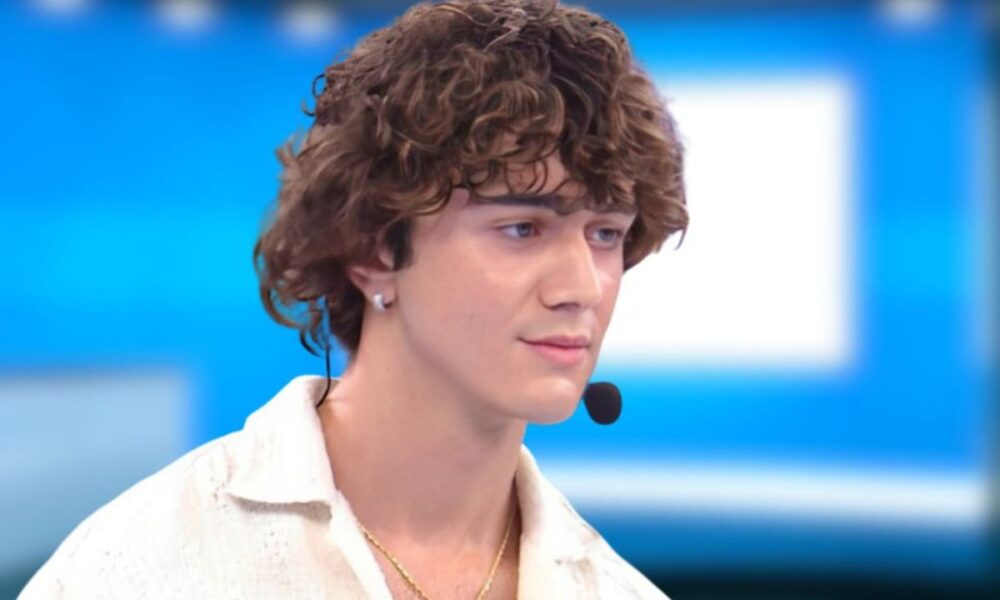 Amici 23, Ezio lascia il talent: la reazione all’eliminazione del cantante