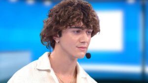 Amici 23, Ezio lascia il talent: la reazione all’eliminazione del cantante