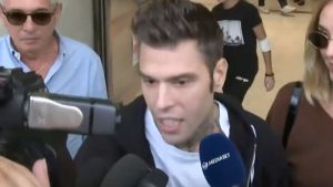 Fedez dimesso dall’ospedale, le prime parole: “Senza donatori non sarei qui”