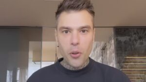 Fedez sta bene: dopo l’ok dei medici il rapper è volato a Manchester