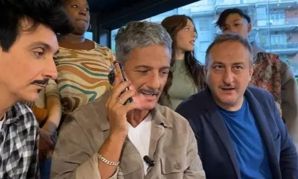Fiorello, l’ironia sui fuorionda di Giambruno: “Ormai si divorzia in 24 ore”