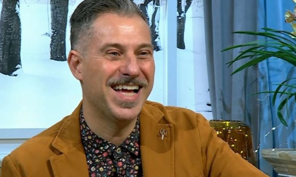 Gabriele Corsi: poster imbrattato con la scritta ‘gay’, la replica del conduttore