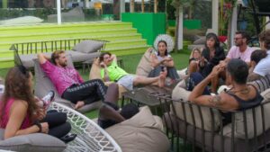 GF, i concorrenti nel panico dopo i messaggi aerei: “È successo un casino”