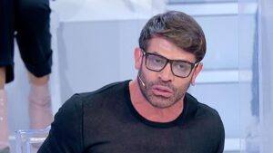 Gianni Sperti vittima di atti persecutori: l’opinionista di Uomini e Donne in tribunale