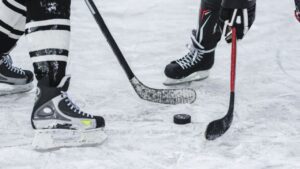 Tragedia nel mondo dell’hockey su ghiaccio: muore a 29 anni con la gola recisa da un pattino