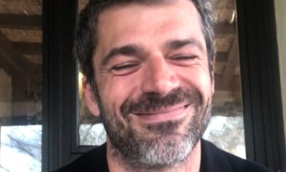 Luca Argentero a teatro, il gesto per un fan: “Vieni, ti ospito io”
