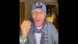 Luca Jurman tuona contro l’uso dell’autotune ad Amici: “Zerbi sei una vergogna per la musica”