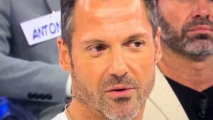 Uomini e Donne: Marco attacca Roberta e va avanti con Claudia