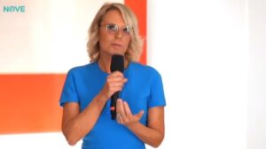 Maria De Filippi a sorpresa su Nove per Luciana Littizzetto: “Tanti auguri ‘balenga’”