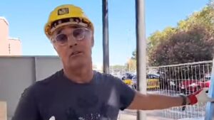 Massimo Giletti in versione “operaio” di Fiorello a VivaRai2!