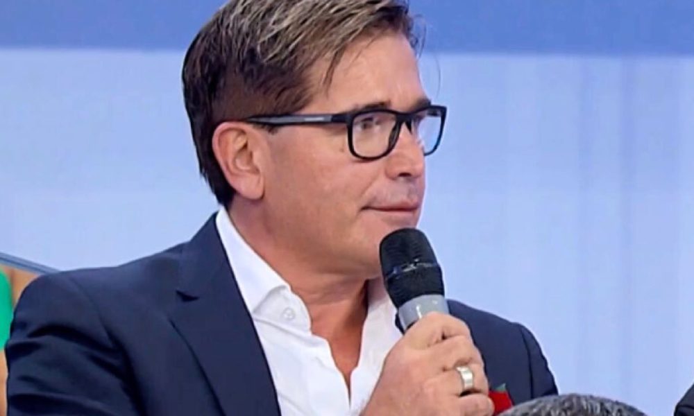 Maurizio risponde ai dubbi di Gianni Sperti: “Io non dò baci a destra e a manca”