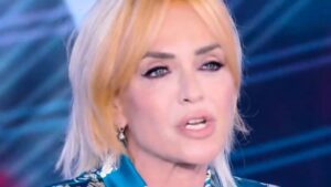 Paola Barale: “Avrei voluto tirargli un pugno”, l’aneddoto su Mike Bongiorno