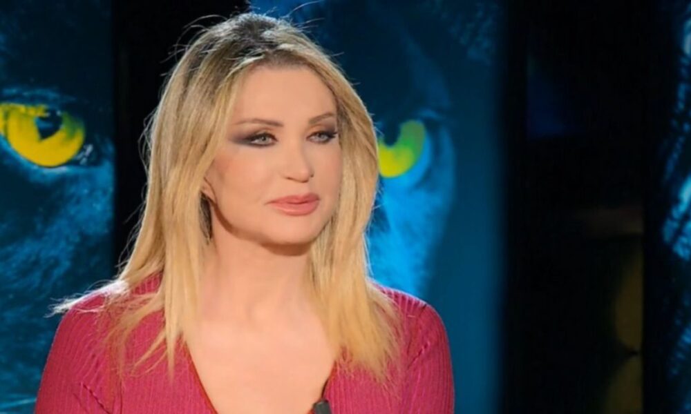 Paola Ferrari: “Mia madre ha cercato di uccidermi tre volte, ho dovuto difendermi”