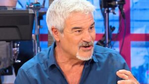 I bassi ascolti tv di Pino Insegno preoccupano il Tg2