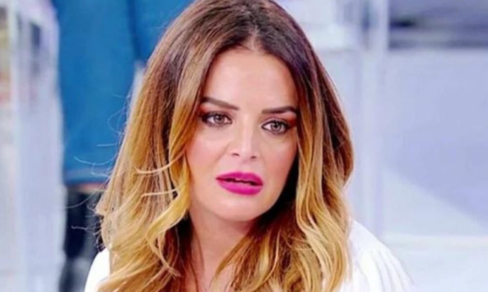 Roberta Di Padua smentisce Marco: la dama fa leggere in messaggi tra loro in diretta