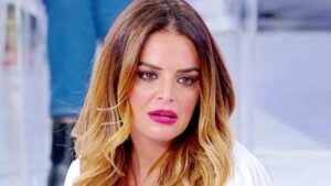 Roberta Di Padua smentisce Marco: la dama fa leggere in messaggi tra loro in diretta