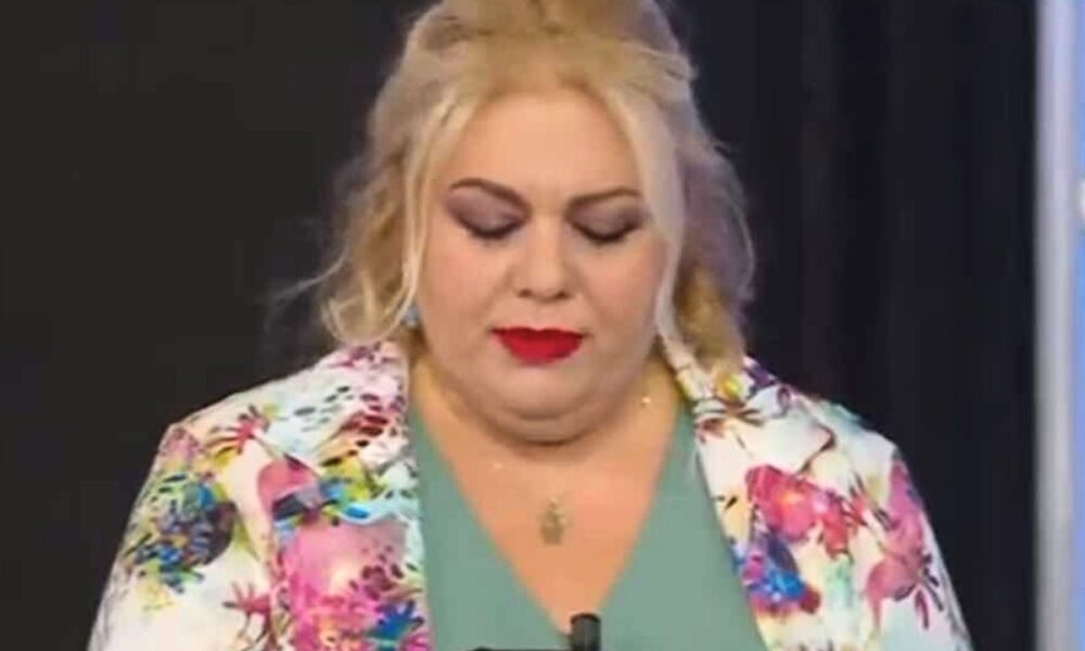 “Ma quanto pesi? Sei un bidone, sei un’oca”: Rossella Erra legge in diretta gli insulti degli haters