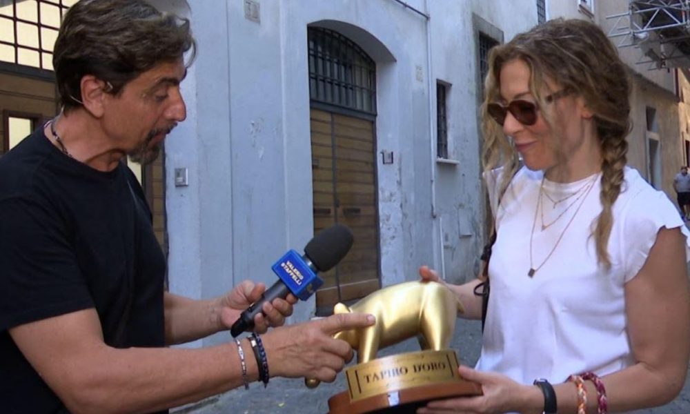 Striscia la Notizia consegna il tapiro a Francesca Fagnani: la sua reazione