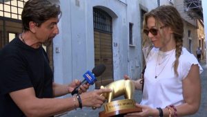 Striscia la Notizia consegna il tapiro a Francesca Fagnani: la sua reazione