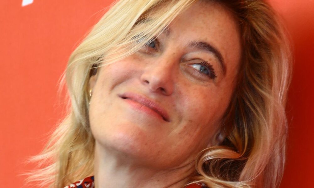 Valeria Bruni Tedeschi: il fidanzato lascia la sala durante una scena ‘focosa’ alla Festa del Cinema di Roma