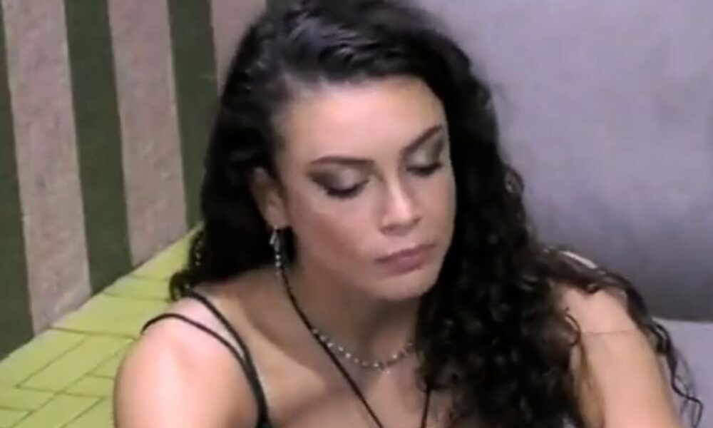 Angelica, giù la maschera di notte al GF: le lacrime per Beatrice