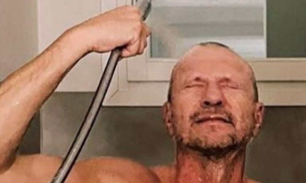 Biagio Antonacci compie 60 anni: la foto nudo tra presente e futuro