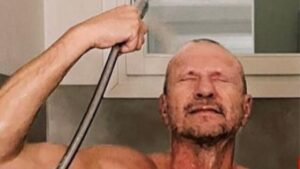Biagio Antonacci compie 60 anni: la foto nudo tra presente e futuro