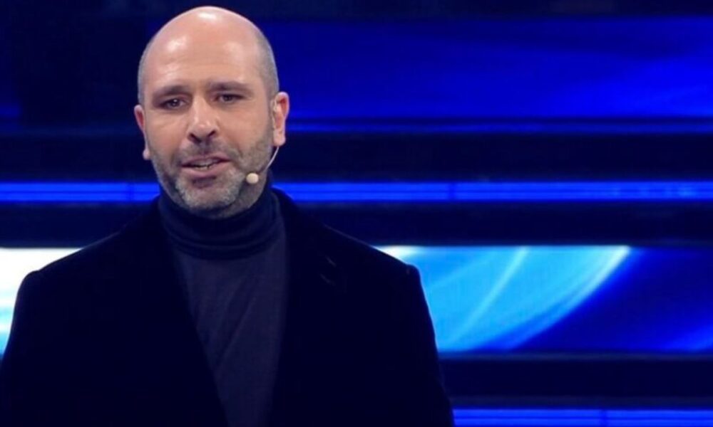 Checco Zalone sbarca su Canale 5 con lo spettacolo teatrale Amore + Iva
