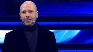 Checco Zalone sbarca su Canale 5 con lo spettacolo teatrale Amore + Iva