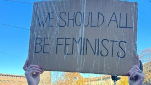 Chiara Ferragni scende in piazza a Milano per la Giornata contro la violenza sulle donne