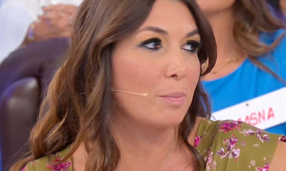 Claudia nel mirino di Tina e Gianni: l’arrivo dell’ex a Uomini e Donne non convince