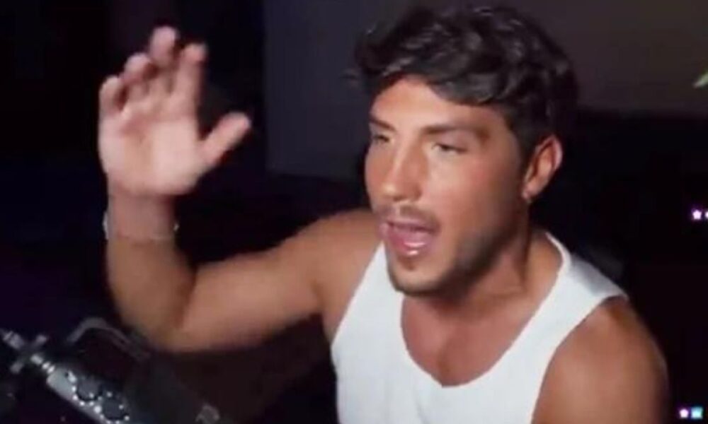 Daniele Dal Moro perde la testa sui social: bestemmie e insulti alle fan di Oriana