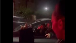 Elodie, tutti pazzi per lei dopo l’esibizione a X Factor: l’incontro con due fan al semaforo