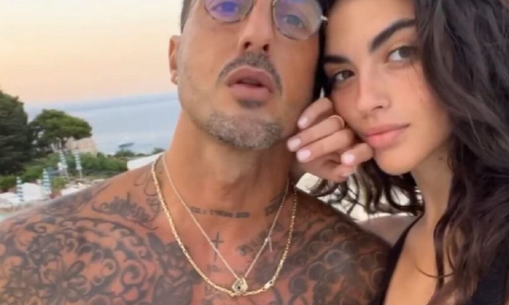 Fabrizio Corona ama Sara Barbieri, la dedica sui social: “Il mio cuore”