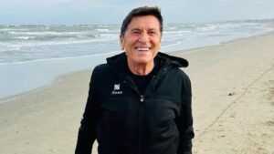 Gianni Morandi e la mano fasciata: “Cos’è successo, come stai?”